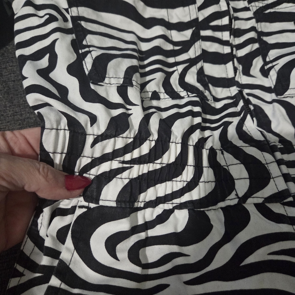 Zebra Print Short Sleeve Romper - Picture 3 of 9
